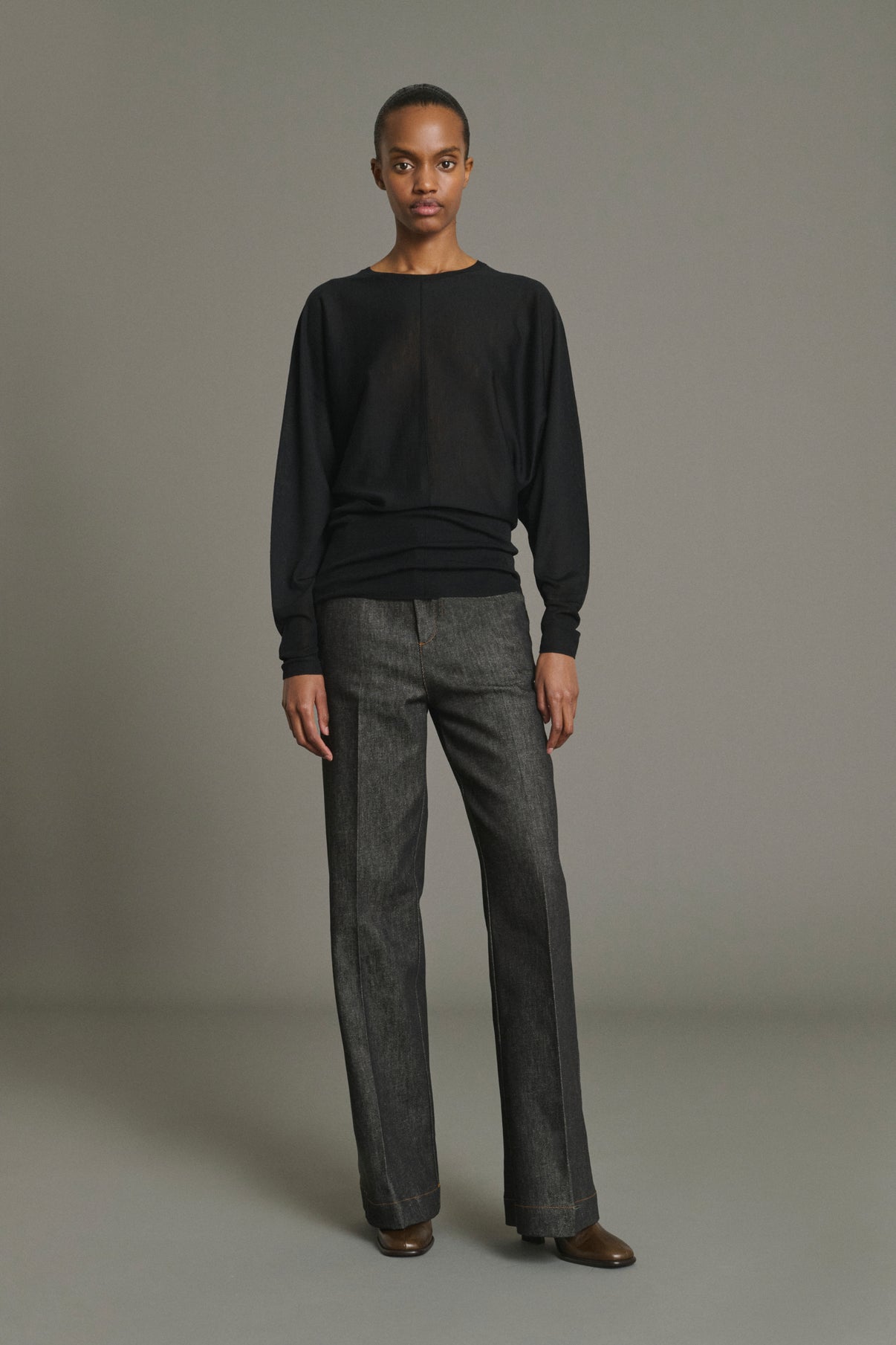 Vaqueros California - Denim crudo negro acampanados mujer - Soeur vue 5