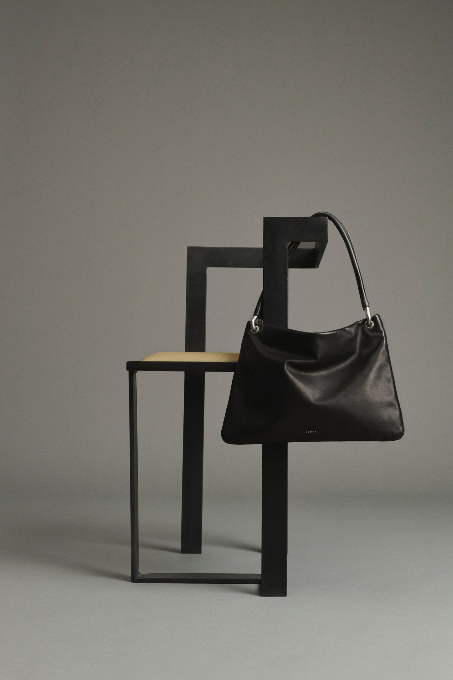 Cabas Gia Mini - Negro Cuero Liso con Ojales - Soeur